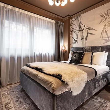 Qult - Obsidian Apartment Bucharest